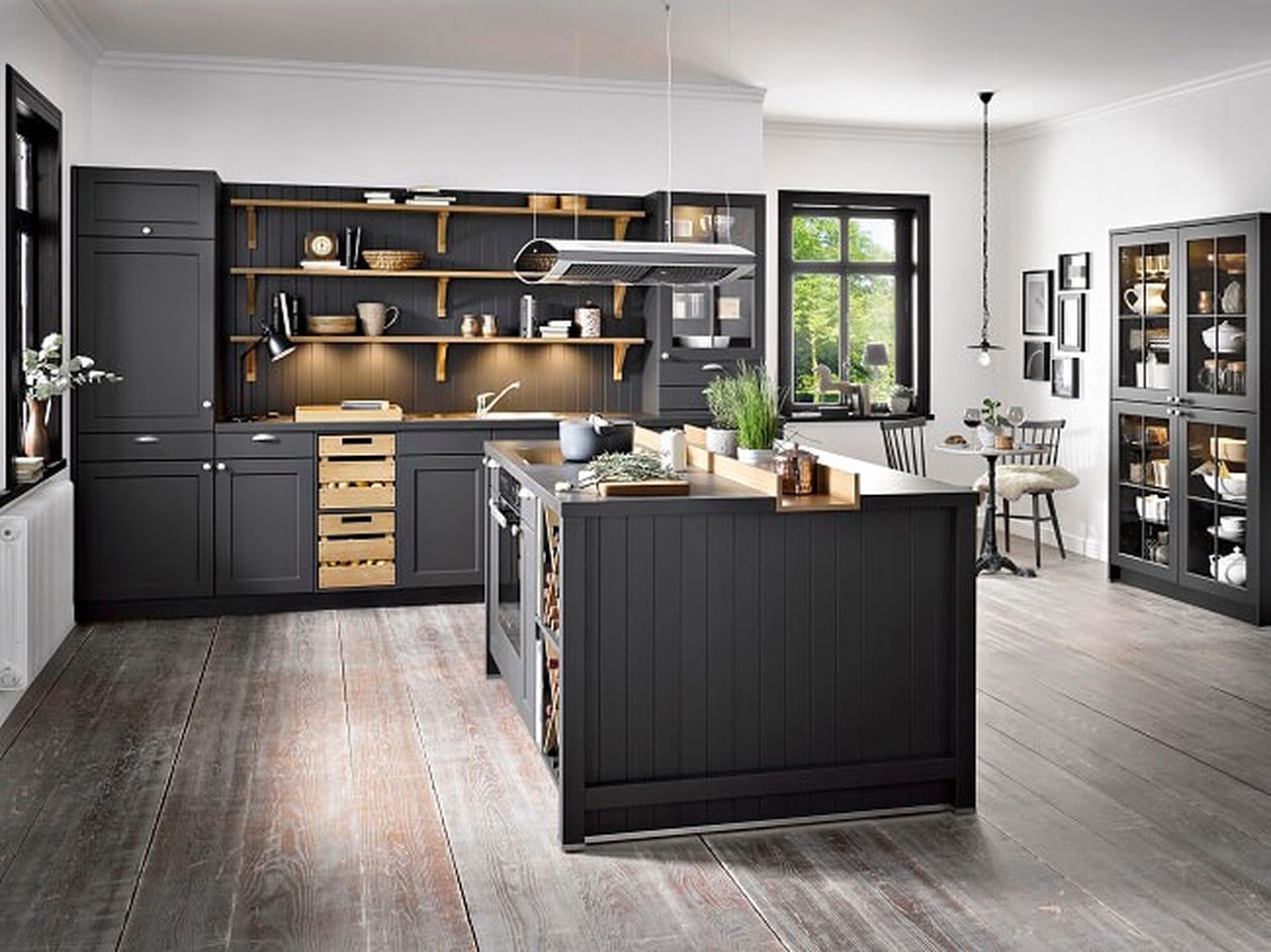 Moderne Küche mit schwarzen Schränken, Holzregalen, einer Kochinsel und großen Fenstern. Gemütlicher Essbereich mit viel Tageslicht und elegantem Dekor.