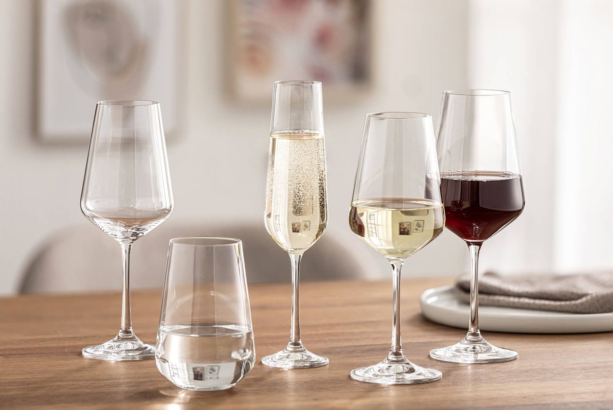 Auf einem Holztisch stehen mehrere Gläser der Fürstenhof-Serie Isabella in Kristalloptik.