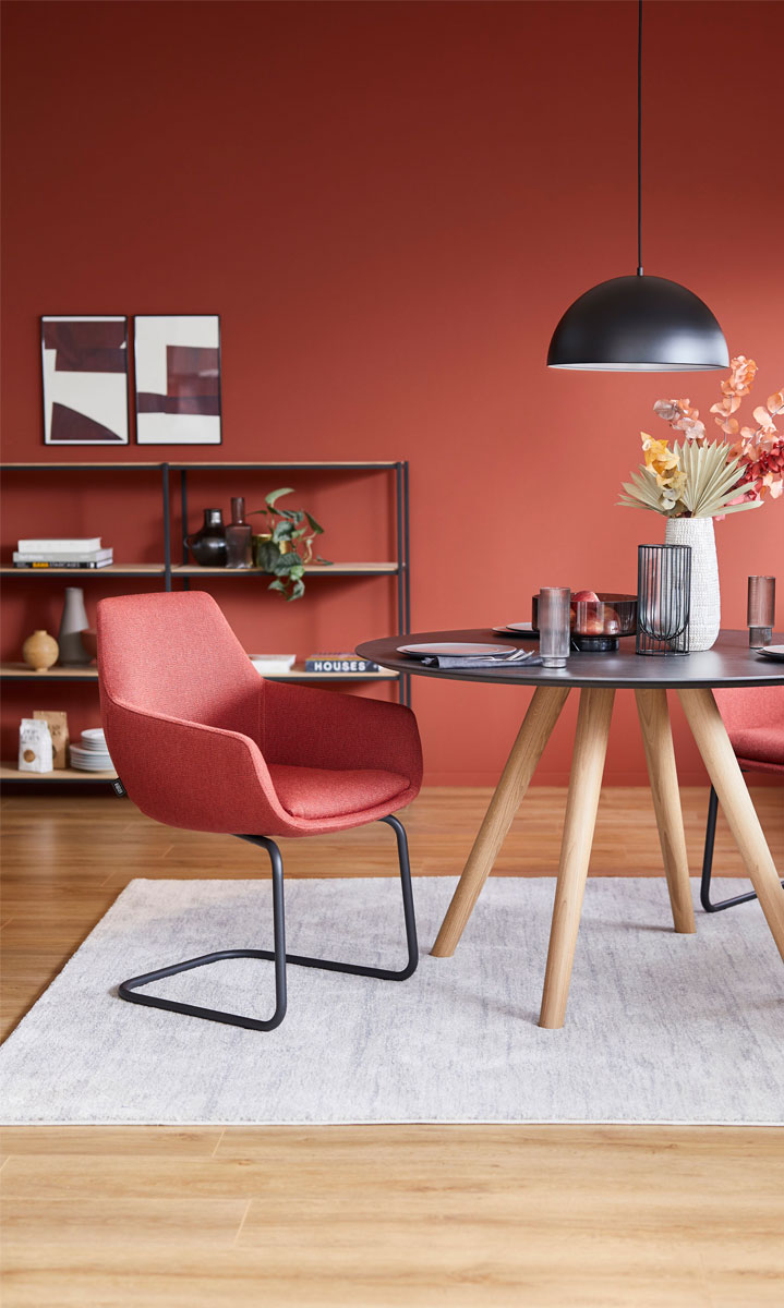 Esszimmer aus Holz mit Pendelleuchte Belgrave der Marke EGLO