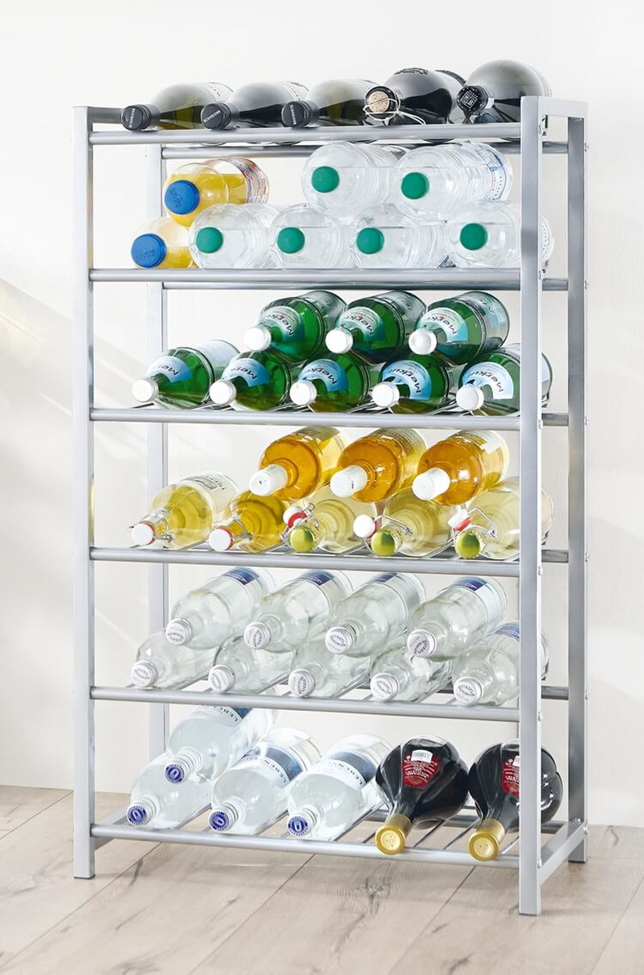 Ein Metallregal mit verschiedenen Flaschen, darunter Wasser, Wein und Erfrischungsgetränke, ordentlich angeordnet auf fünf Regalen an einer Wand.