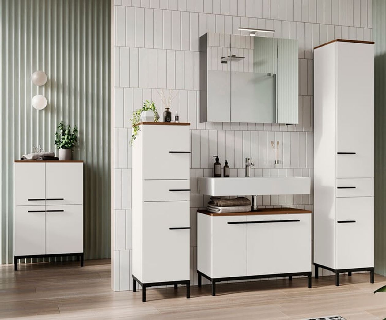 Weiße Badezimmermöbel-Serie mit schwarzen Griffen und Holzakzenten, bestehend aus Midischrank, Hochschrank, Waschtischunterschrank und Spiegelschrank in einem modernen Bad mit vertikalen Wandfliesen.