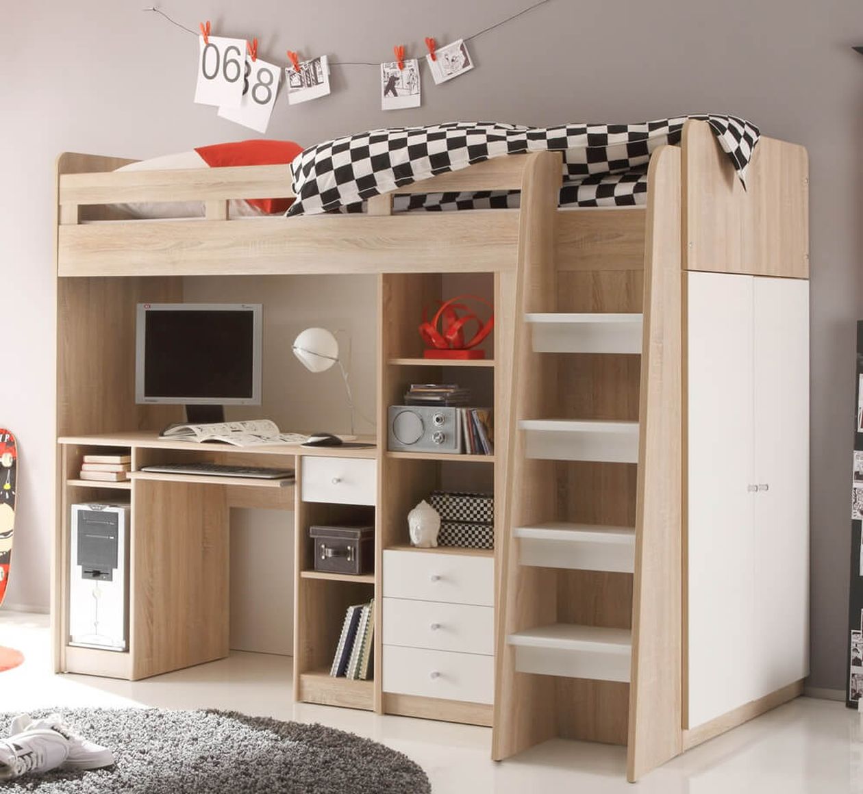 Hochbett mit einem hölzernen Schreibtisch, Regalen und Schubladen darunter, mit einer Leiter an der Seite und einer karierten Tagesdecke darüber.