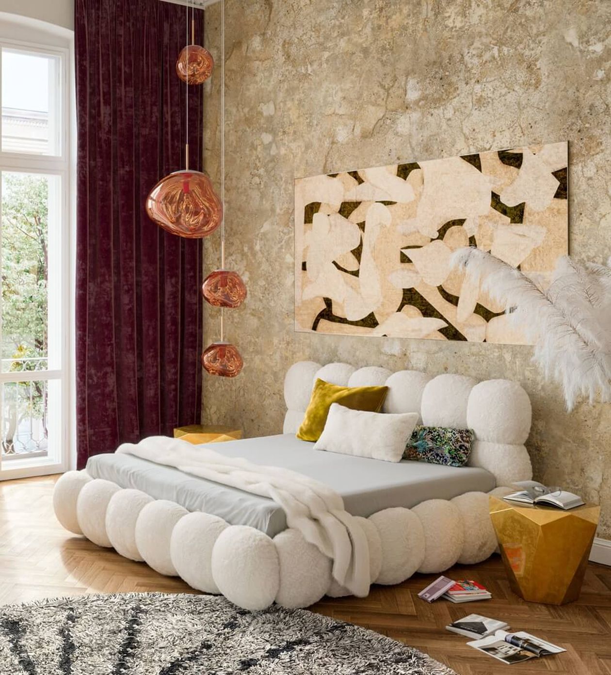 Extravagantes weißes Polsterbett mit wolkenartiger, blasenförmiger Polsterung an Kopfteil und Rahmen in einem luxuriösen Schlafzimmer mit Natursteinwand, kupferfarbenen Pendelleuchten und bordeauxrotem Samtvorhang.