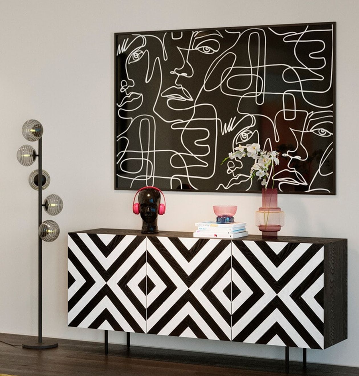 Sideboard mit auffälligem schwarz-weißem Rautenmuster auf den Türen, darüber ein Kunstwerk mit abstrakten Liniengesichtern, daneben eine Stehleuchte mit Glaskugeln