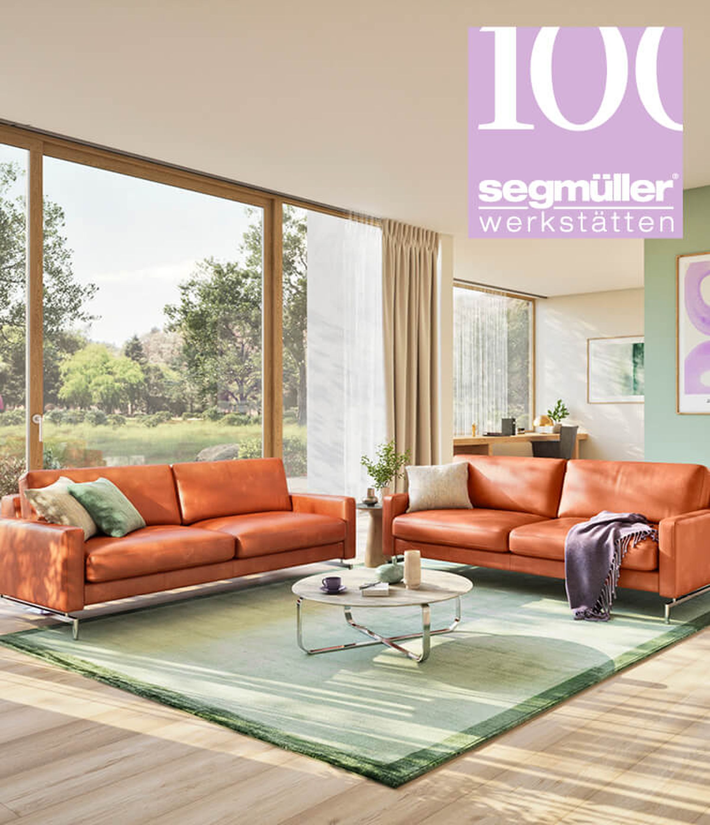Modernes Wohnzimmer mit zwei orangefarbenen Ledersofas, einem runden Couchtisch aus Glas und einer violetten Stehlampe. Große Fenster bieten einen Blick auf den Garten.