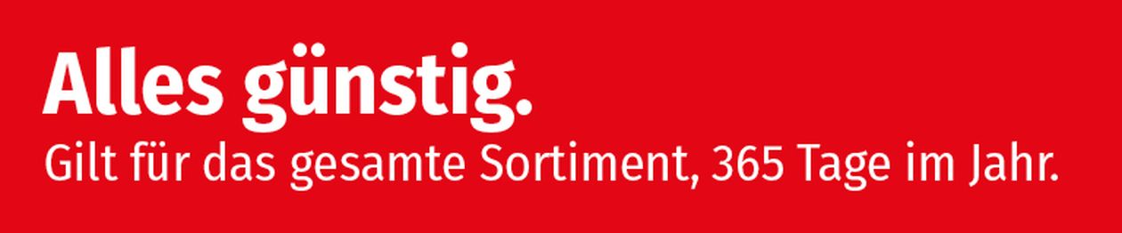 Roter Hintergrund mit weißem Text: „Alles günstig. Gilt für das gesamte Sortiment, 365 Tage im Jahr.“