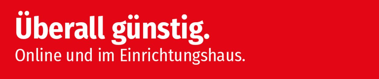 Roter Hintergrund mit weißem Text „Überall günstig. Online und im Einrichtungshaus.“