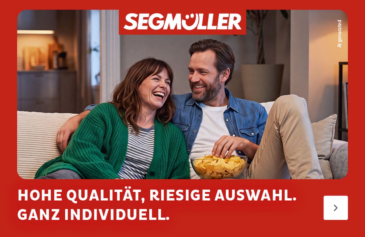Ein lachendes Paar sitzt entspannt auf einem Sofa, der Mann hält eine Schale mit Chips. Oben steht "SEGMÜLLER", unten Werbetext.