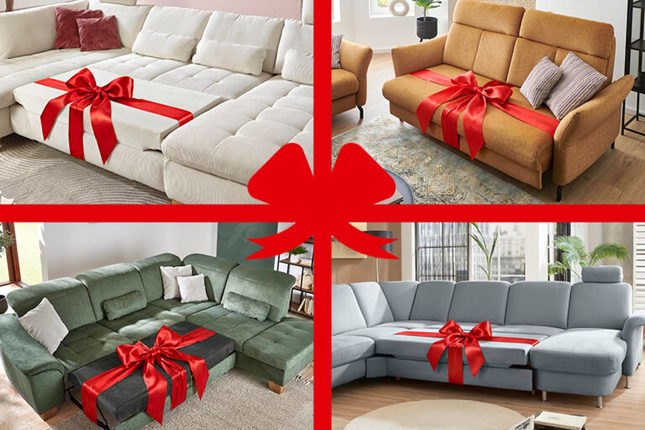 Vier Sofas jeweils mit roter Schleife dekoriert: cremefarben, hellbraun, grün und grau, in verschiedenen Wohnzimmern angeordnet.