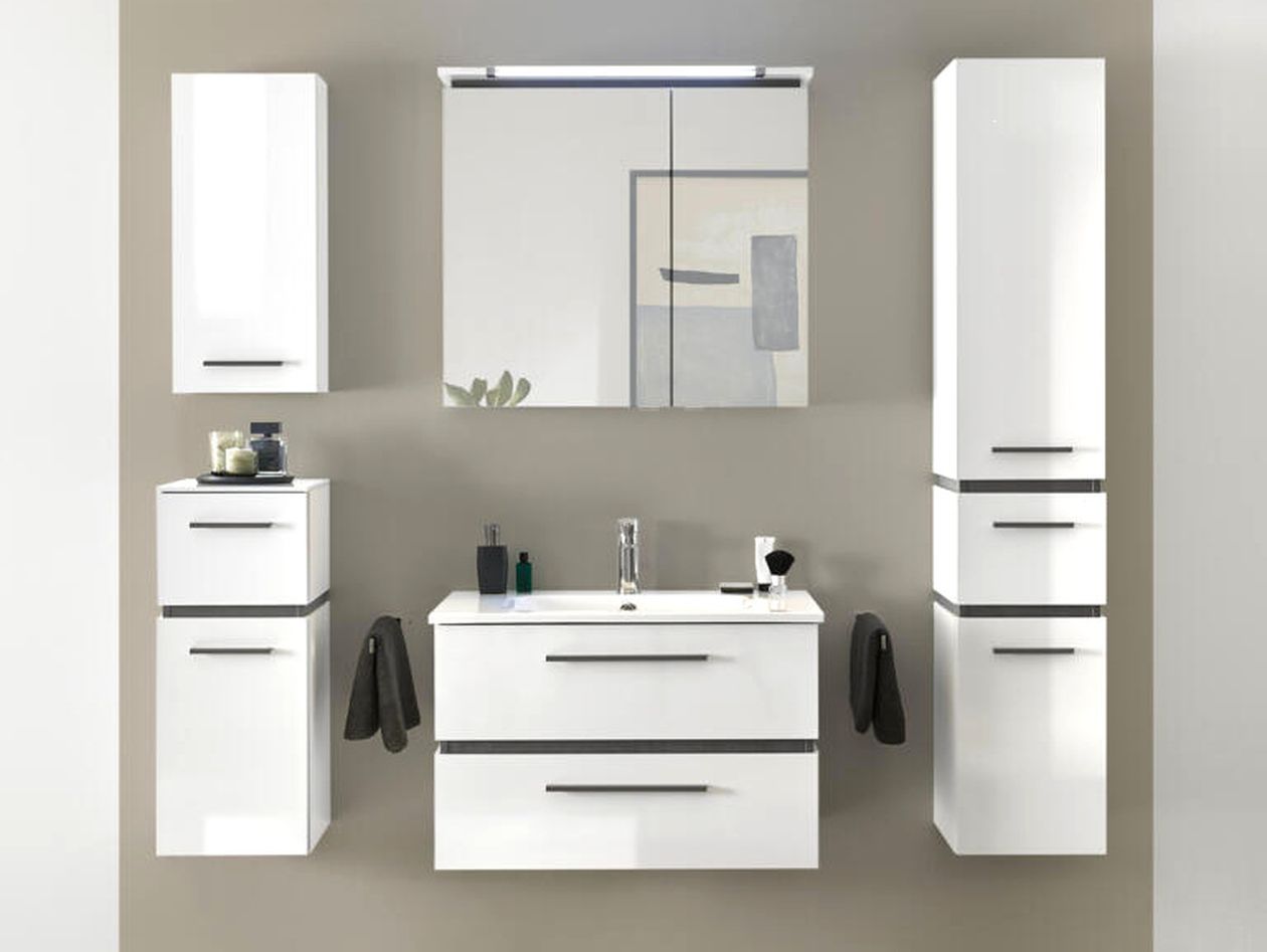 Modernes Badezimmer mit weißen Schränken, einem großen Spiegel und einem eleganten Waschbecken. Zur minimalistischen Einrichtung gehört ein schwarzes Handtuch.