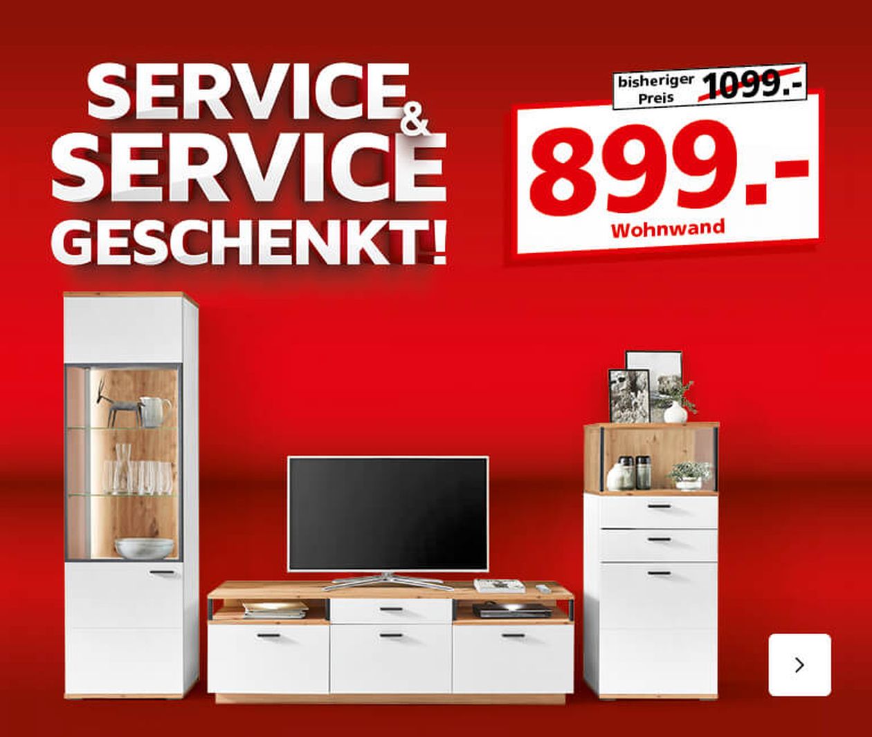 Rote Werbung für eine Wohnzimmerwand zum Preis von 899 Euro, zuvor 1099 Euro. Bestehend aus Vitrine, TV-Ständer und Stauraum.