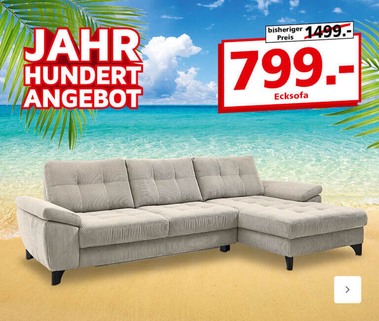 Graues Ecksofa auf einem tropischen Strandhintergrund mit einem roten Verkaufsschild, das einen reduzierten Preis von 799 von 1499 anzeigt.
