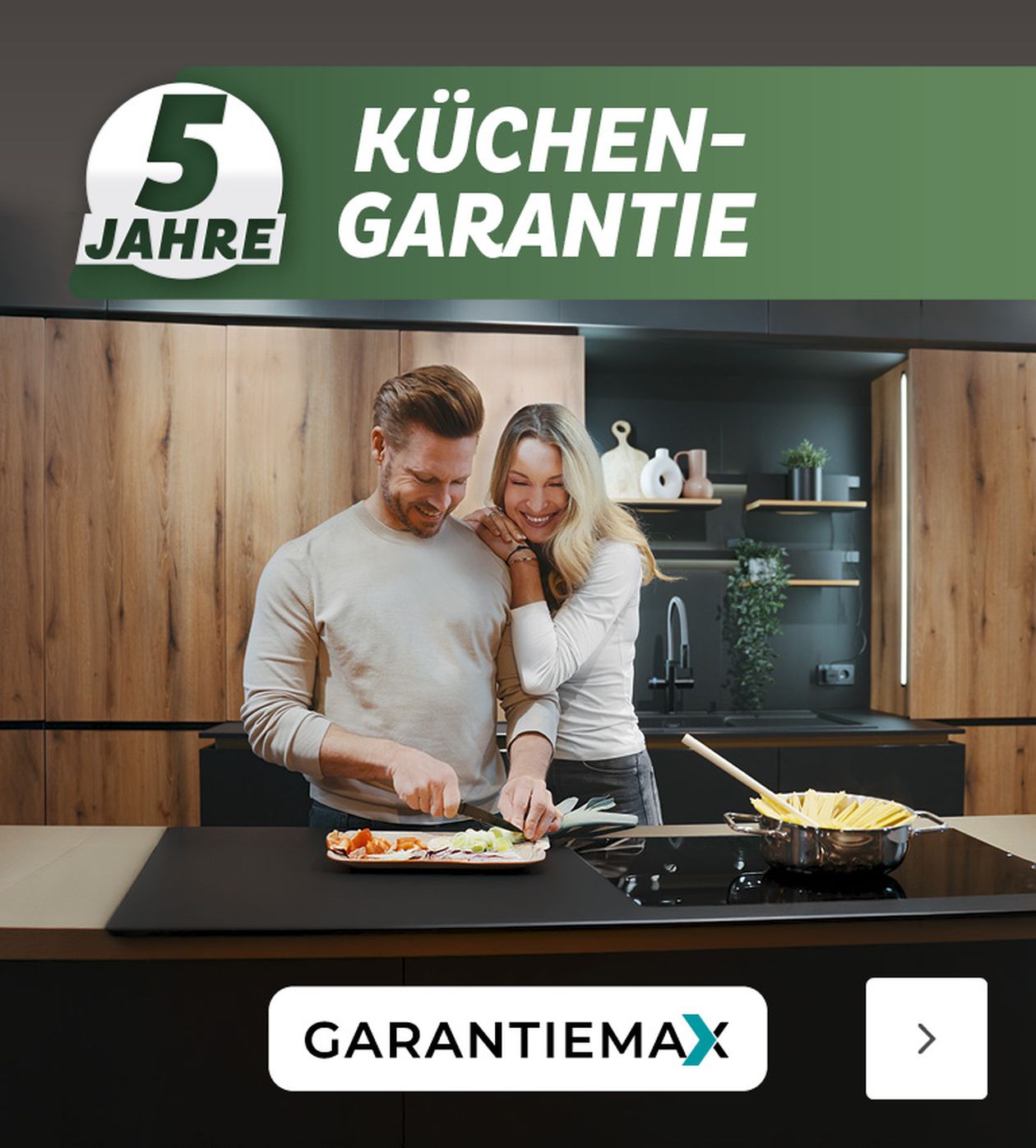Ein lächelndes Paar kocht in einer modernen Küche. Oben steht "5 Jahre Küchengarantie". Unten das Logo "GarantieMax".