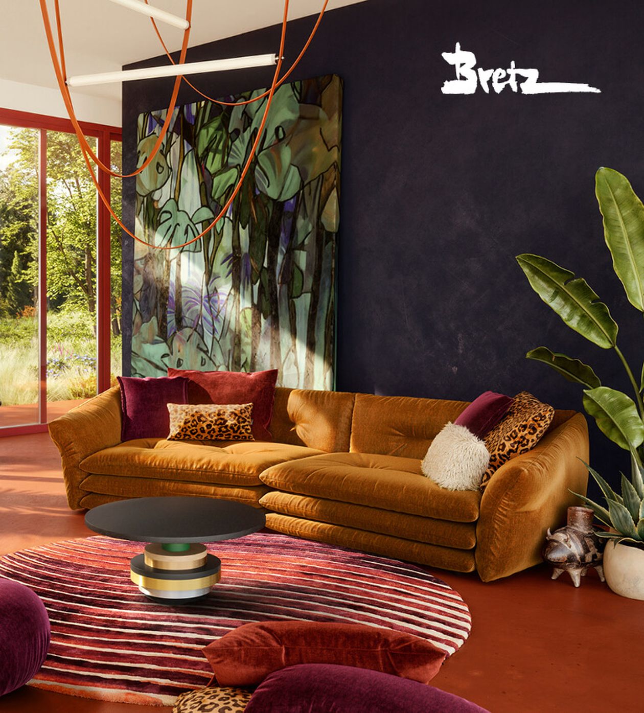 Stilvolles Wohnzimmer mit senffarbenem Chaiselongue-Sofa, lila und leopardenfarbenen Kissen, rundem gestreiften Teppich, rundem Tisch, großer Pflanze und farbenfroher Wandkunst.