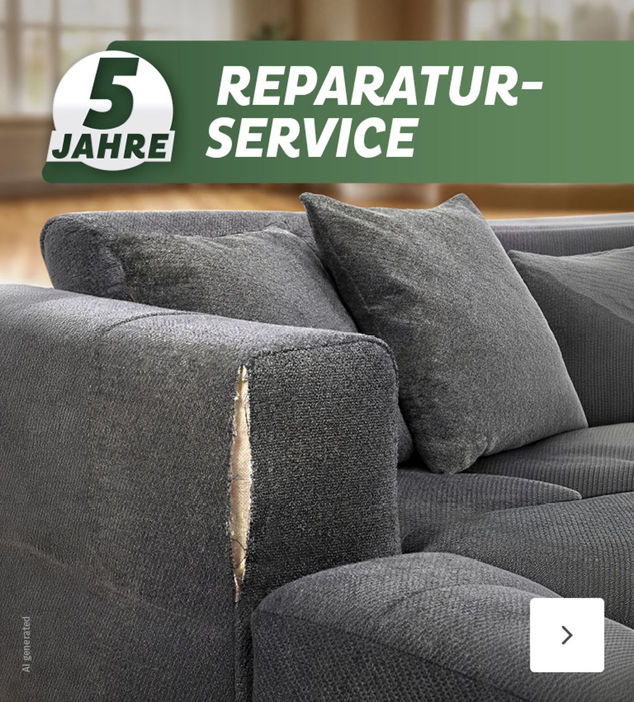 Graues Sofa mit aufgerissenem Bezug auf der Armlehne; im Hintergrund ein grünes Banner mit "5 Jahre Reparatur-Service".