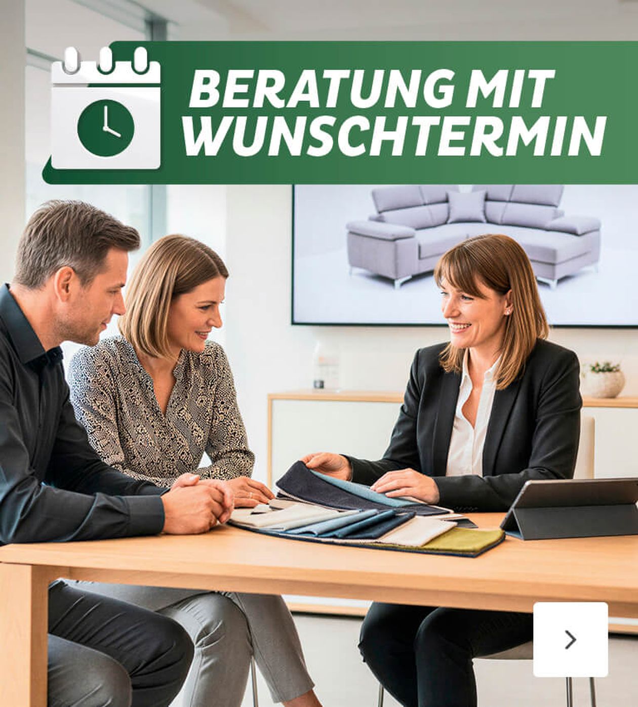 Drei Personen sitzen an einem Tisch und unterhalten sich über Stoffmuster. Darüber steht der Text „BERATUNG MIT WUNSCHTERMIN“, was „Beratung nach Vereinbarung“ bedeutet.