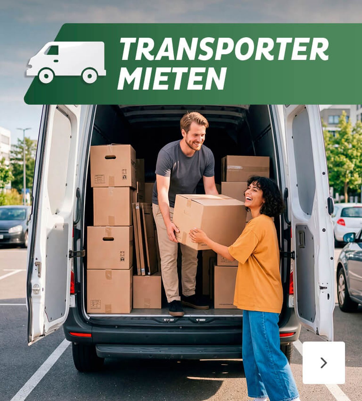 Ein Mann und eine Frau laden Kisten in einen Lieferwagen. Darüber prangt ein grünes Banner mit der Aufschrift „Transporter mieten“ und einem Lieferwagen-Symbol.