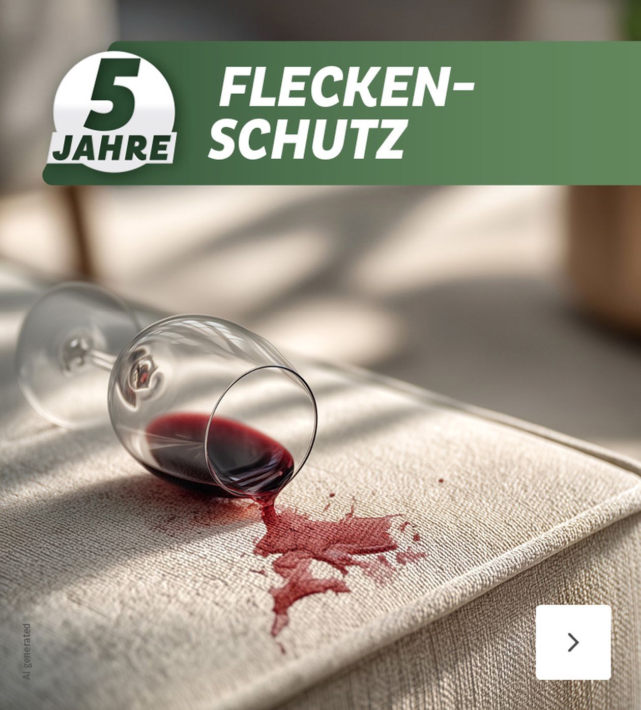 Umgestürztes Weinglas mit Rotweinfleck auf beigem Stoff, Text "5 Jahre Fleckenschutz" oben im Bild.