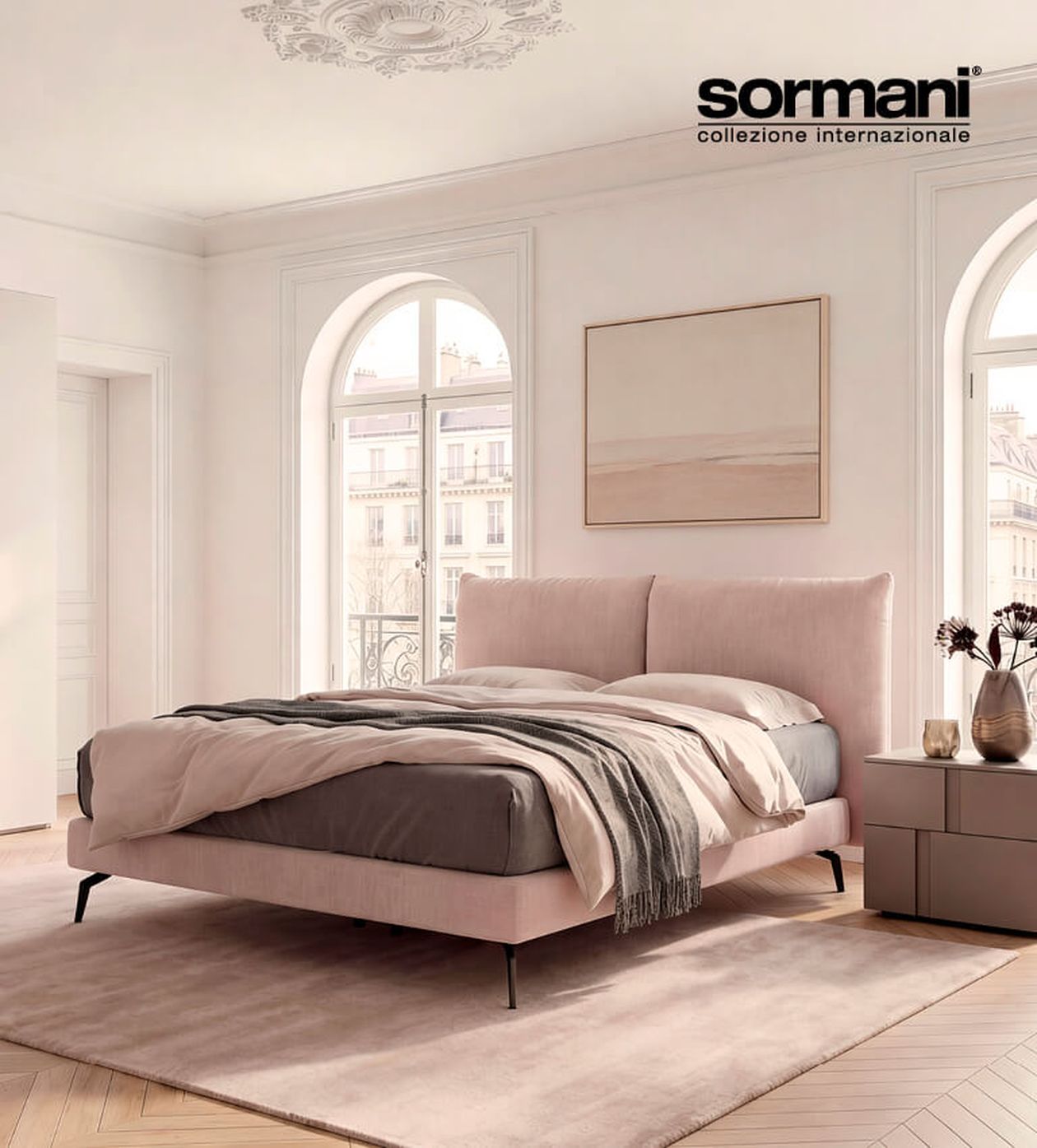 Elegantes Schlafzimmer mit einem flauschigen rosa Bett, neutraler Bettwäsche und einer grauen Tagesdecke. Bogenfenster und abstrakte Kunst unterstreichen die warme, minimalistische Einrichtung.