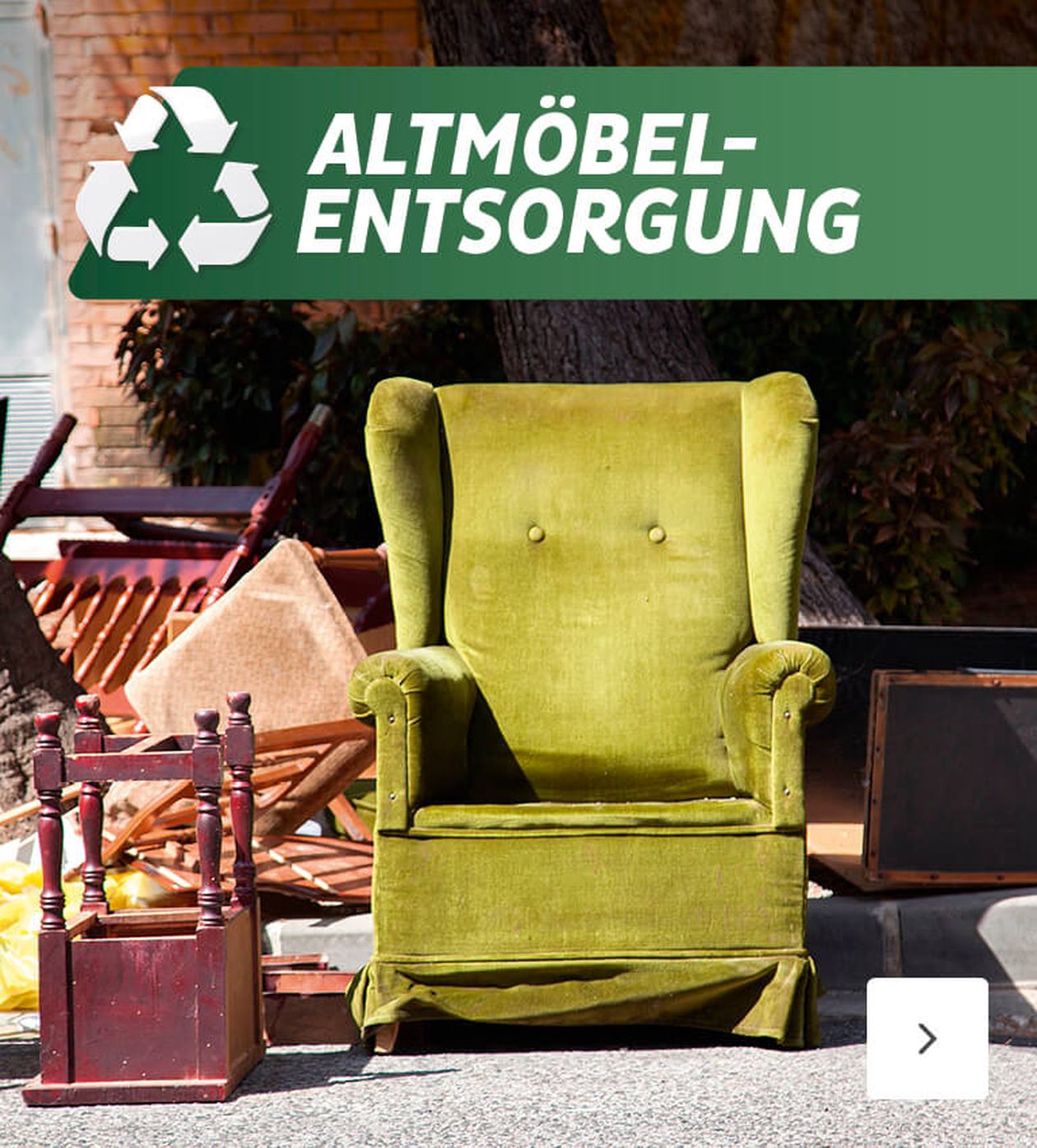 Grüner Sessel zwischen ausrangierten Möbeln mit dem Schriftzug „Altmöbelentsorgung“ und einem Recycling-Symbol darüber. Im Freien.