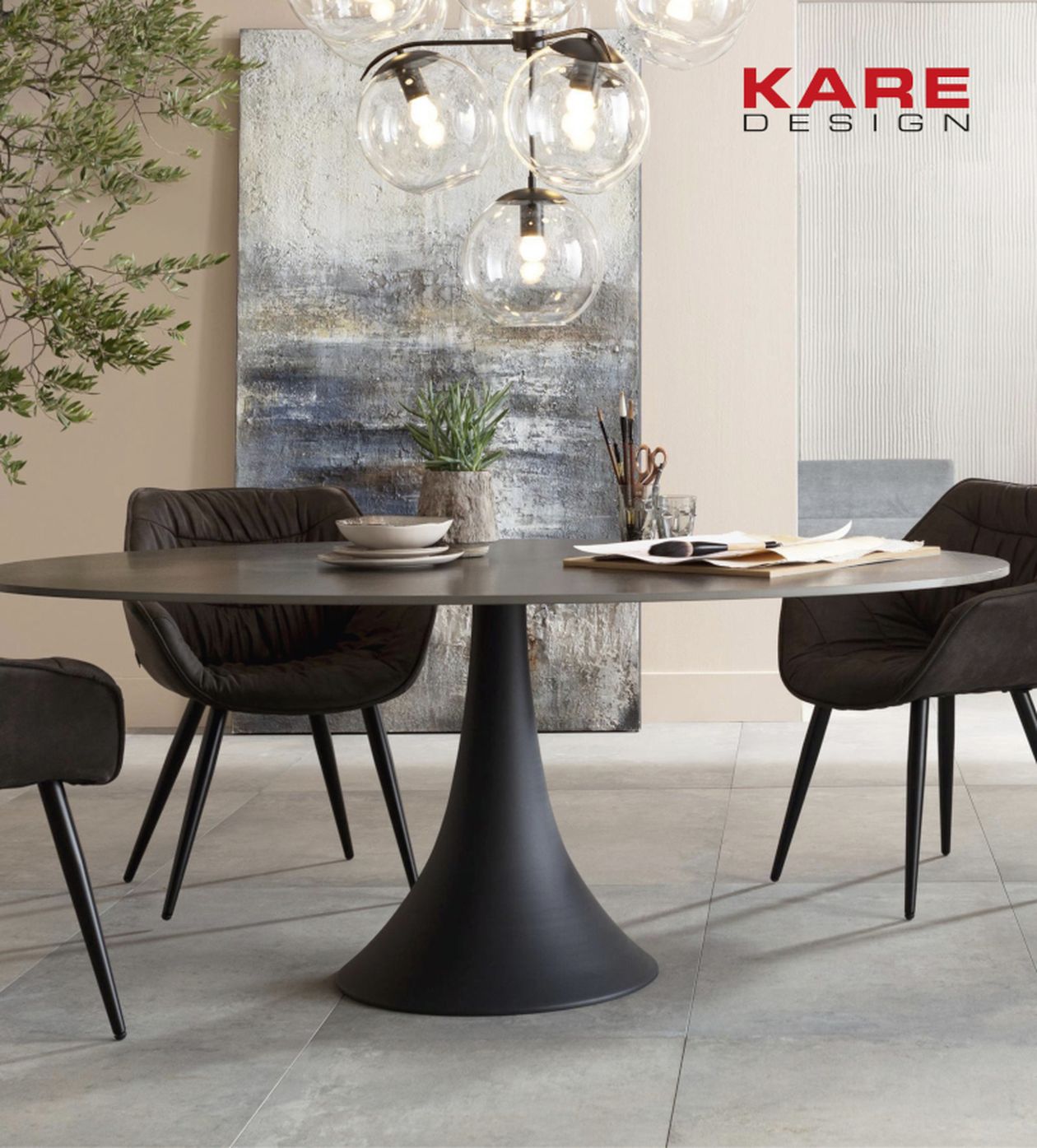 Moderner Essbereich mit rundem, schwarzem Tisch, vier dunklen Stühlen, Glasleuchter, Kunstwerk an der Wand und Pflanzen in elegantem Ambiente.