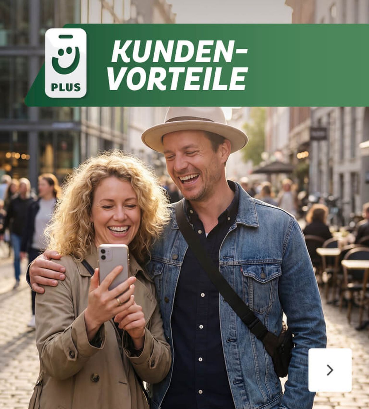 Ein lächelndes Paar macht ein Selfie in einer sonnigen, belebten Straße. Oben sind der Text „Kundenvorteile“ und das „Plus“-Logo zu sehen.
