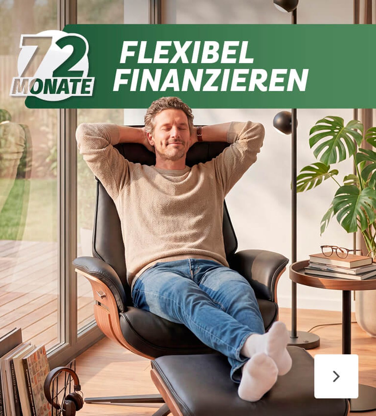 Ein Mann entspannt sich in einem Sessel an einem großen Fenster, neben einer Pflanze und einer Lampe. Darüber steht auf Deutsch „72 Monate“ und „Flexibel Finanzieren“.
