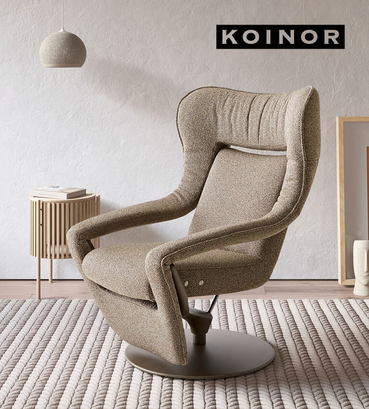 Moderner beigefarbener Drehsessel mit strukturiertem Stoffbezug in einem minimalistischen Wohnzimmer mit rundem Teppich und kleinem Beistelltisch.