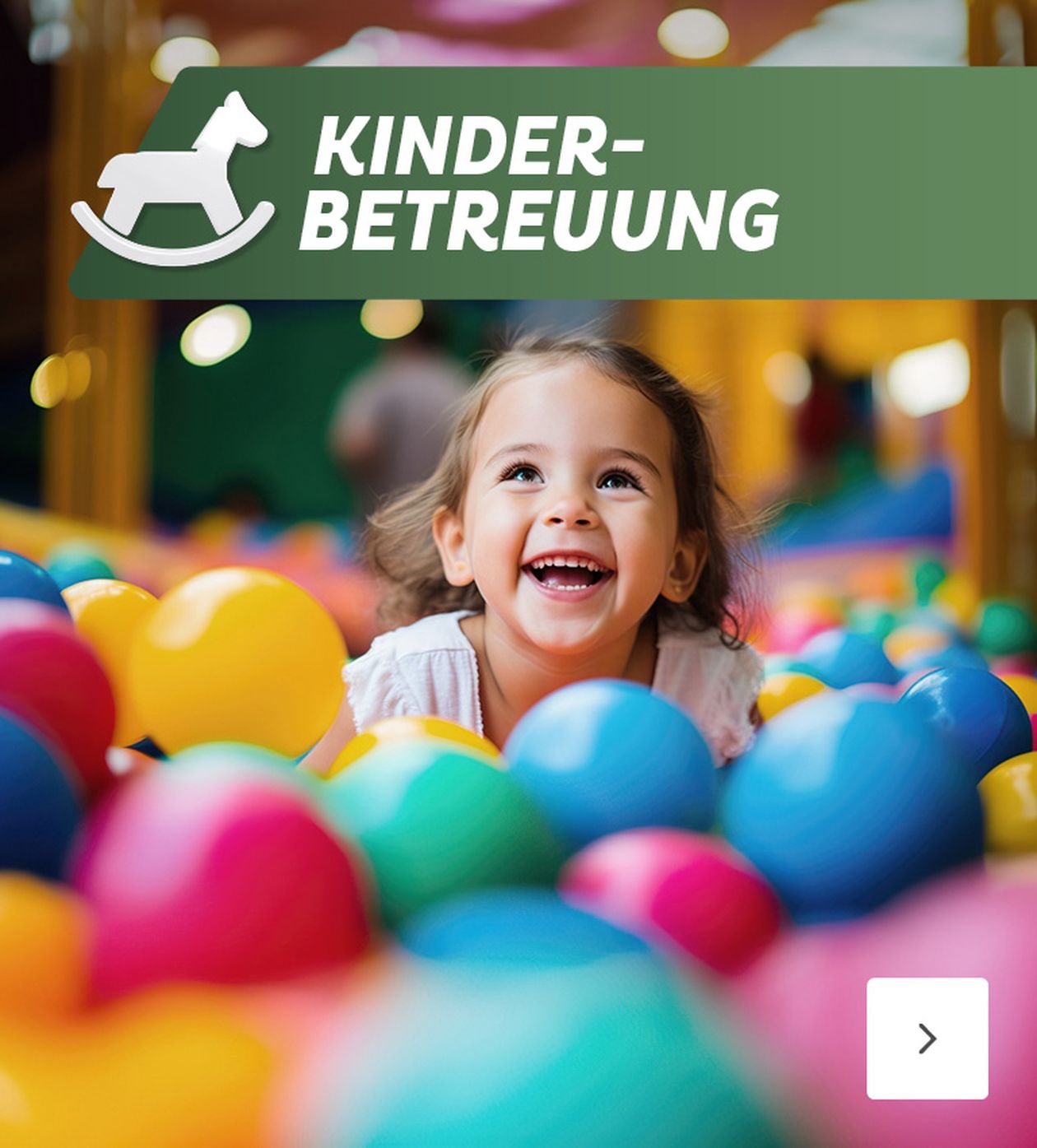 Ein lachendes Kind spielt in einem Bällebad, im Hintergrund steht der Text "Kinderbetreuung" neben einem Schaukelpferd-Symbol.