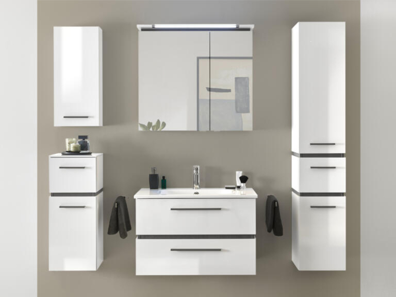 Modernes Badezimmer mit eleganten weißen Schränken, einem großen Spiegel und einem Waschbecken. Neutrale Wandfarben und minimalistisches Dekor unterstreichen das klare Design.