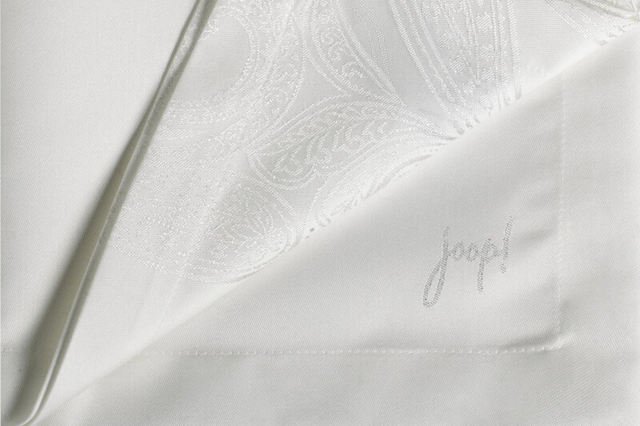 Produktbild: Weißer Tischläufer mit Paisleymuster der Marke JOOP!.