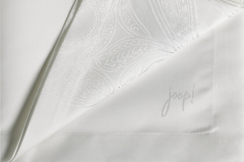 Produktbild: Weißer Tischläufer mit Paisleymuster der Marke JOOP!.