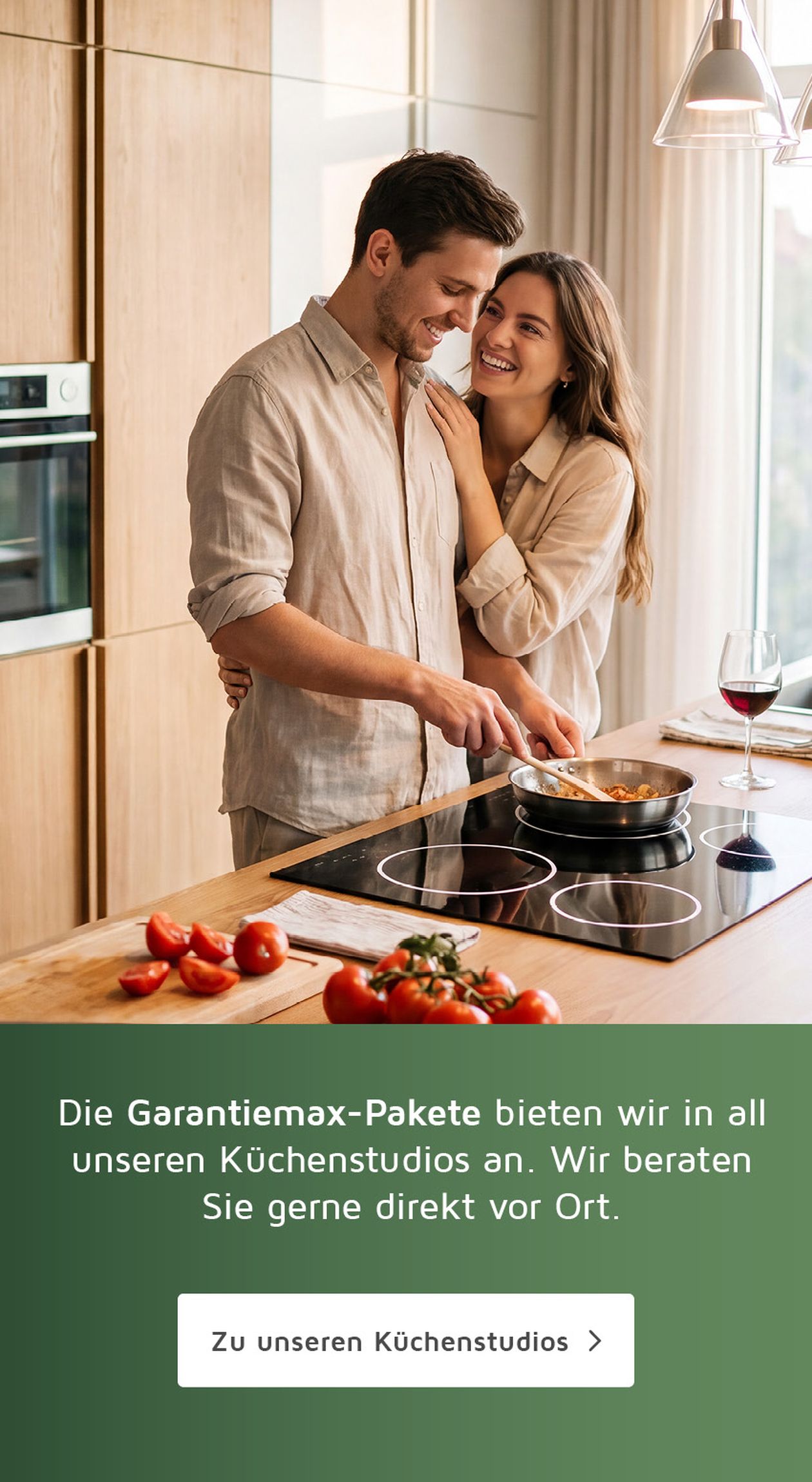 Ein lächelndes Paar kocht zusammen in einer modernen Küche mit Tomaten und einem Glas Rotwein. Text über Garantieleistungen eingeblendet.