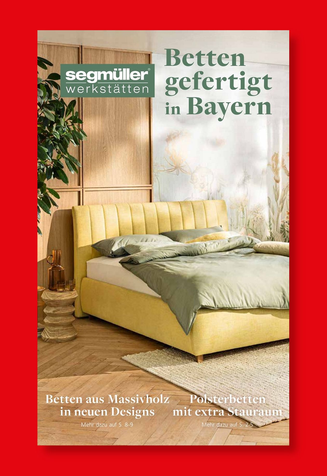 Gelb gepolstertes Bett in einem stilvollen Zimmer mit Pflanzen und Wandbildern vor einem rot umrandeten Hintergrund mit Text über in Bayern gefertigte Betten.