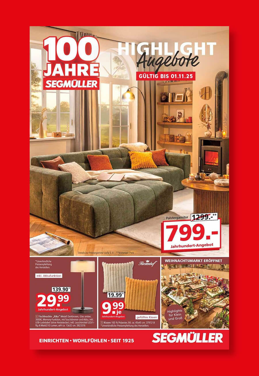 Prospekttitel mit einem grünen Sofa, einer Lampe und Kerzen in einem gemütlichen Wohnzimmerambiente. Angebot gültig bis 1. November 2025.
