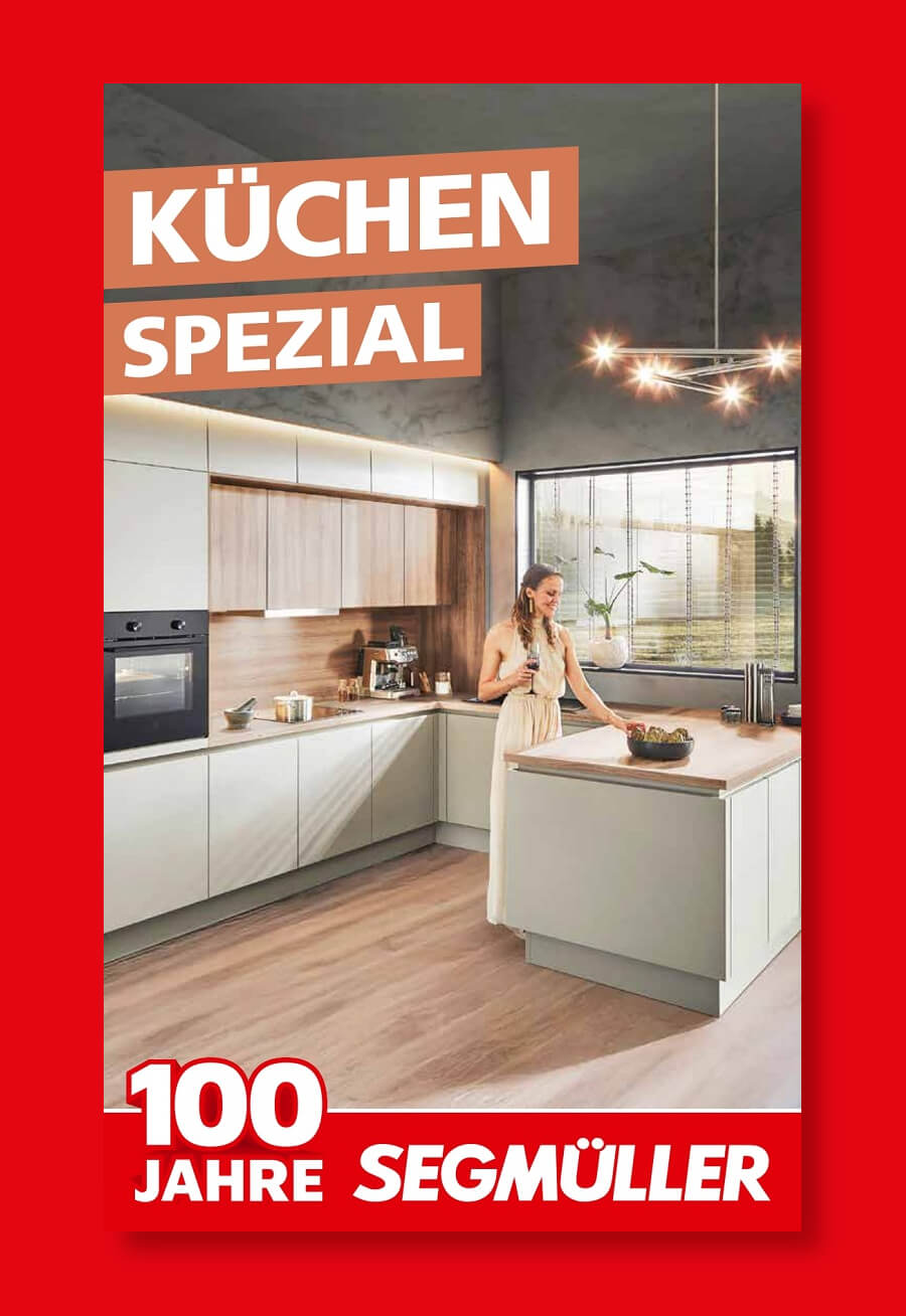 Frau in einer modernen Küche mit hellen Holz- und weißen Schränken, die Essen zubereitet. Text: „Küchen Spezial“ und „100 Jahre Segmüller“.