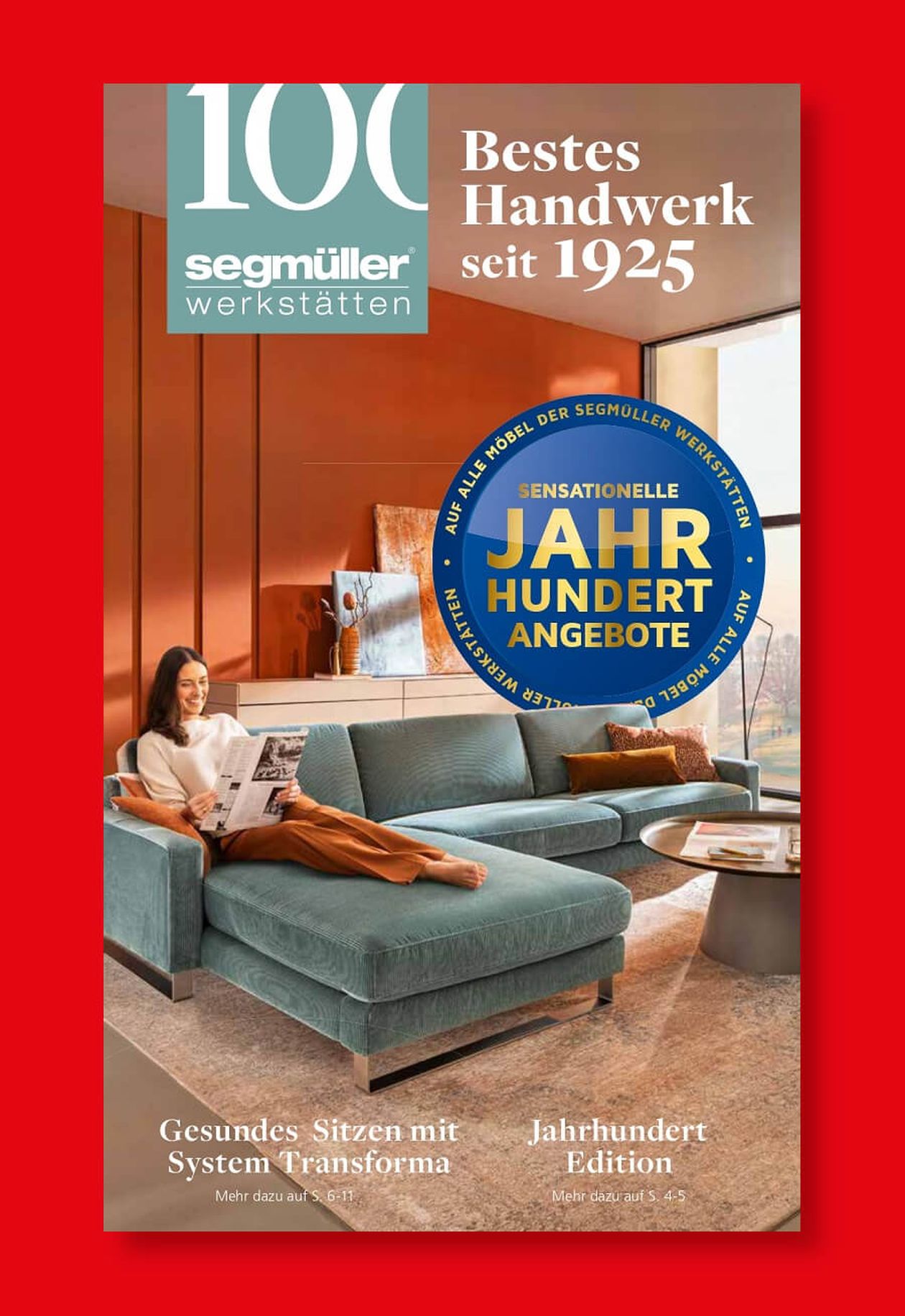 Eine Frau sitzt auf einem blaugrünen Sofa in einem modernen Wohnzimmer. Texthervorhebungen „100 Jahre Segmüller Werkstätten“ und „Jahrhundert Angebote“.