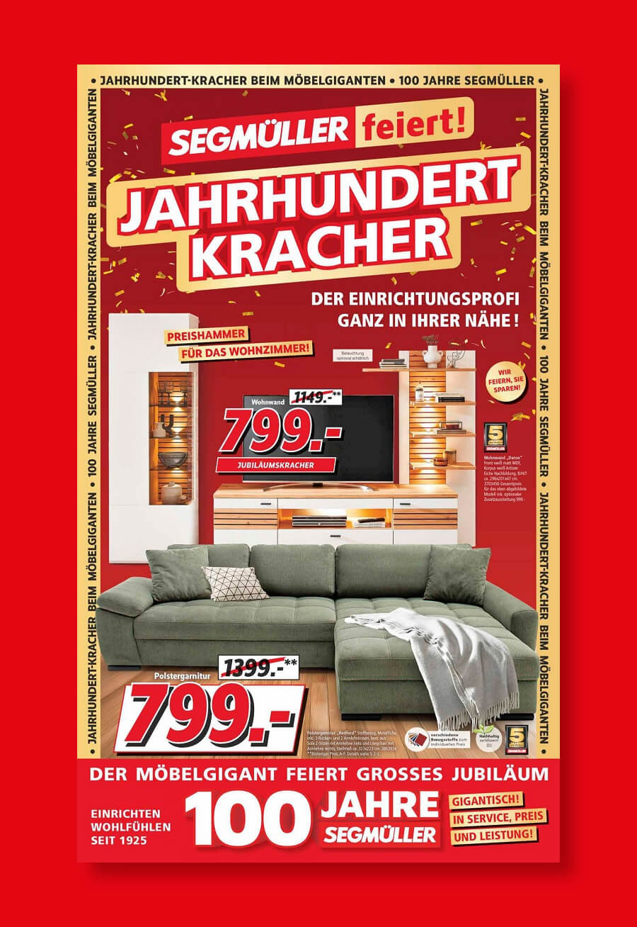 Titel eines Prospekts mit einer Wohnlandschaft mit Couch und Wohnwand. Roter Hintergrund mit Text, der Rabatte und Angebote hervorhebt.