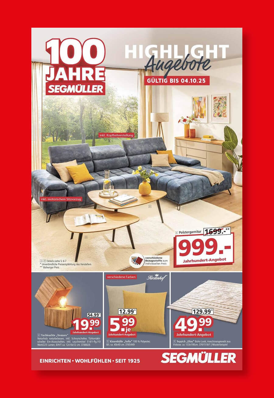 Möbelprospekt mit einem blauen Sofa, einem Couchtisch und Dekorationsartikeln mit Preisen. Im Hintergrund ist ein helles Wohnzimmer zu sehen.