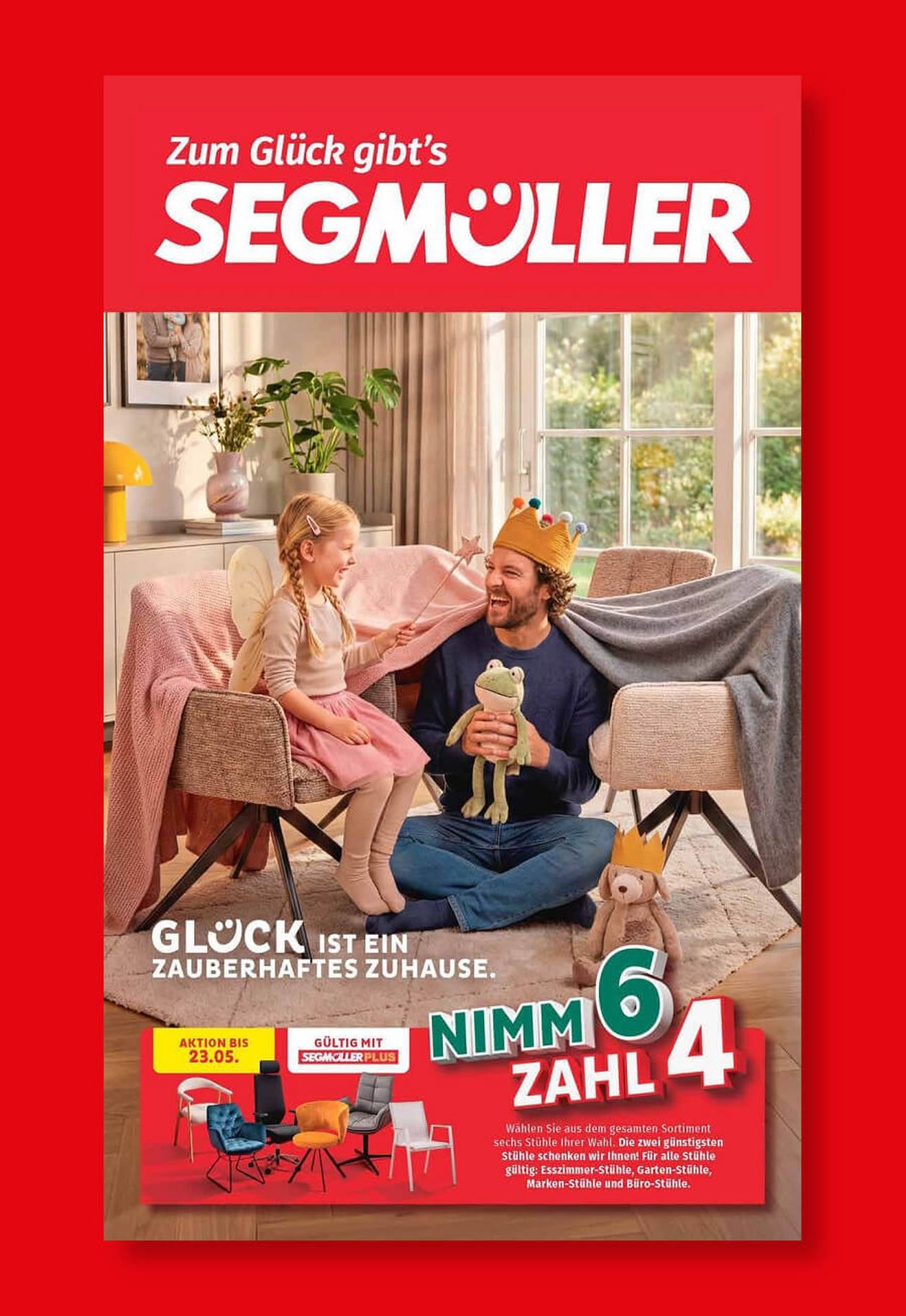 Vater und Tochter spielen in einer gemütlichen Wohnzimmerburg mit einem Plüschfrosch und bunter Dekoration. Text: "Zum Glück gibt's Segmüller".