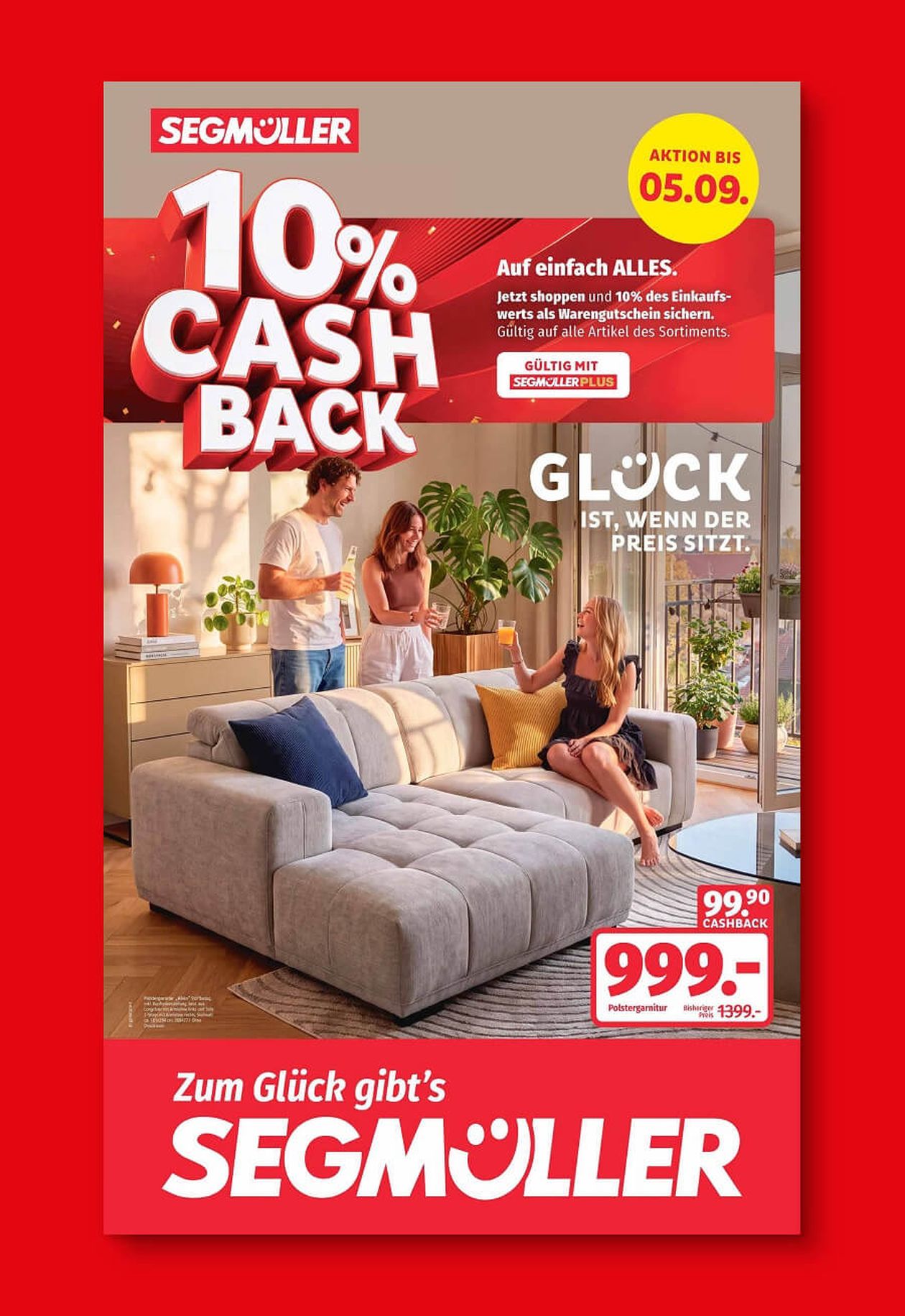 Sonderaktion bei Segmüller: 10% Cashback bis 05.09. Drei Personen sitzen und stehen um ein graues Sofa. Angebot für 999 Euro.