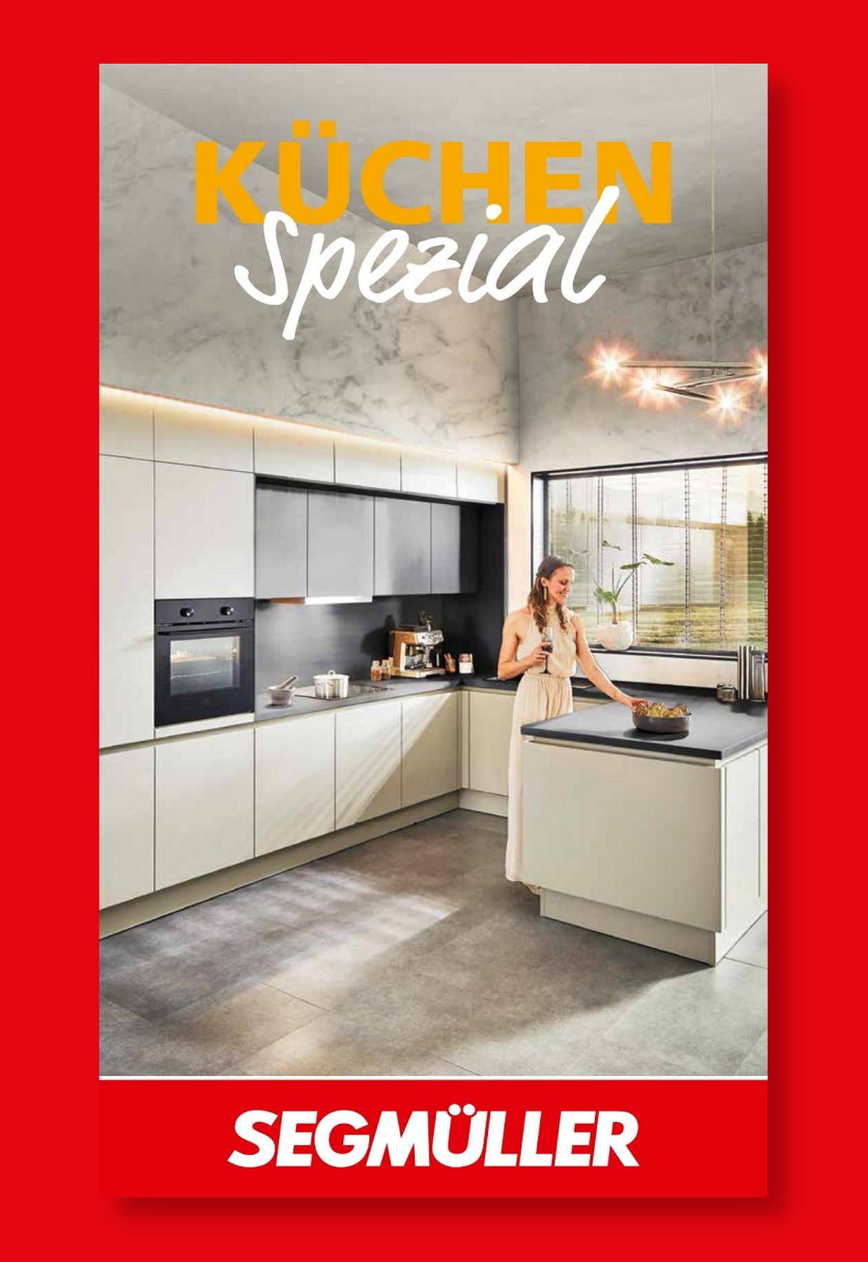 Moderne Küche mit eleganten Schränken und Geräten. Eine Frau steht an der Küchentheke. Helle Pendelleuchten hängen darüber. Text: "Küchen Spezial, Segmüller".