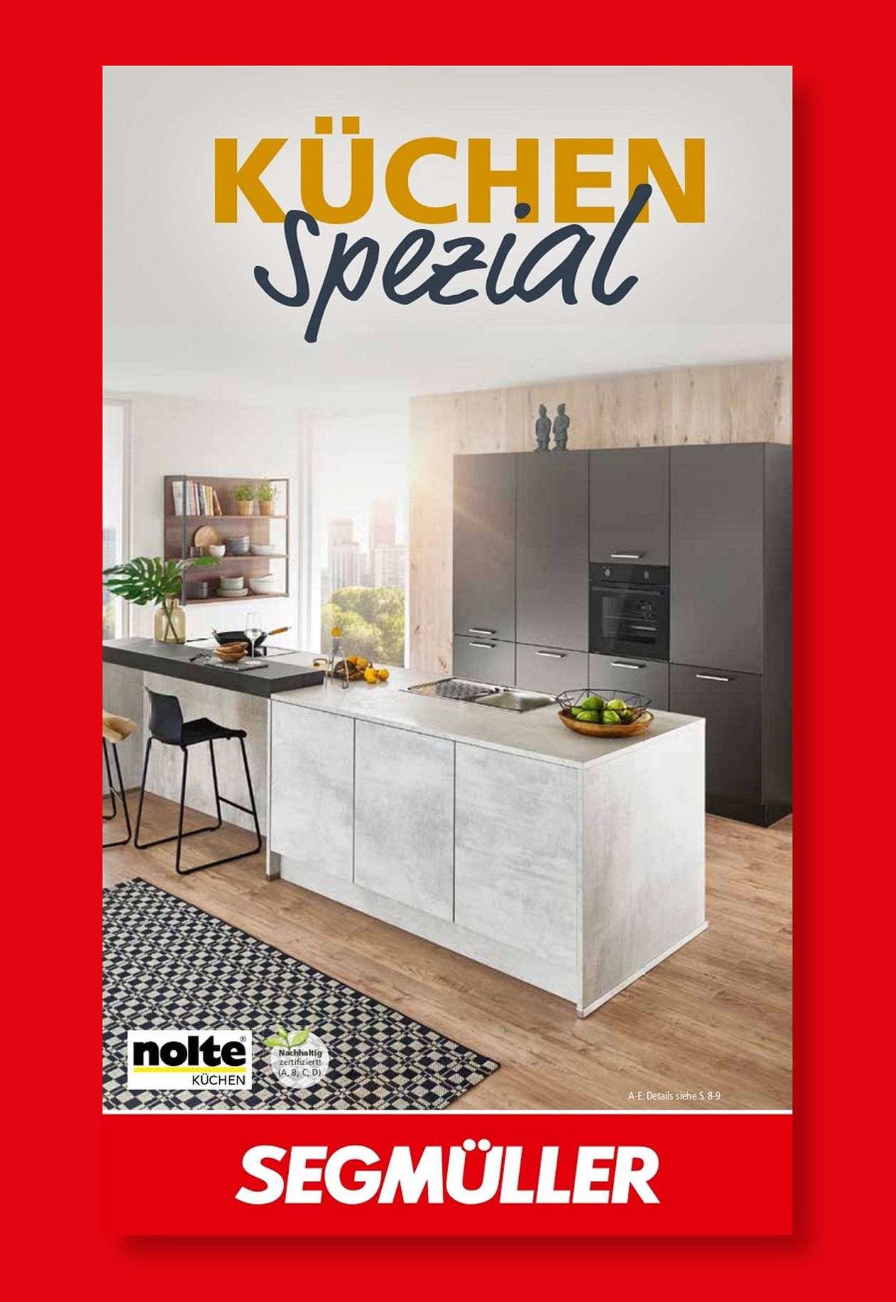 Moderne Kücheneinrichtung mit weißer Insel, dunklen Schränken, Sitzgelegenheiten in der Bar, Obstschalen und Fensterblick. Text: „KÜCHEN Spezial“ und „SEGMÜLLER“.