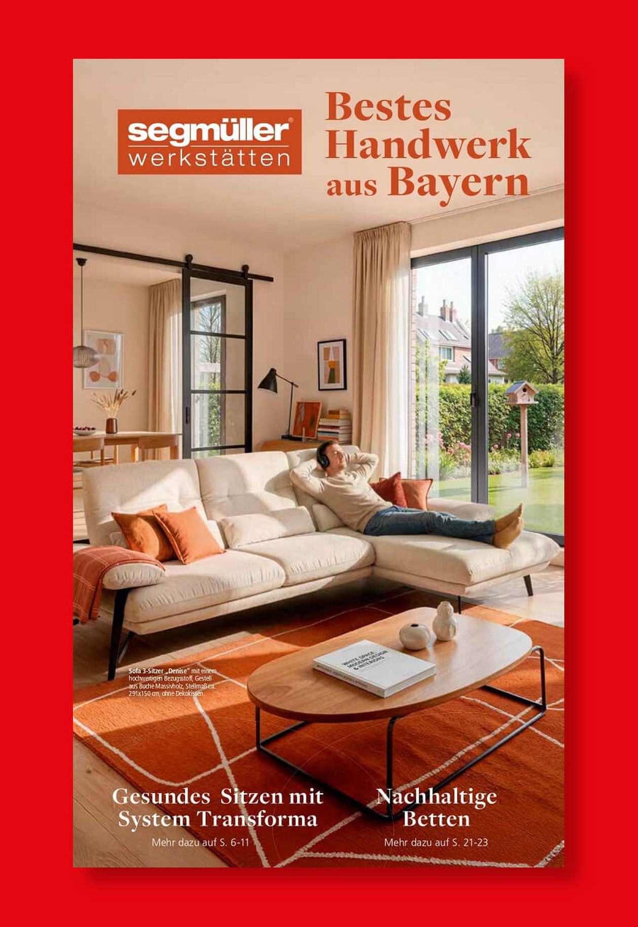 SEGMÜLLER Werkstätten Prospekt vor rotem Hintergrund mit Mann auf einem Ecksofa, Gartenblick und Text in Serifenschrift.