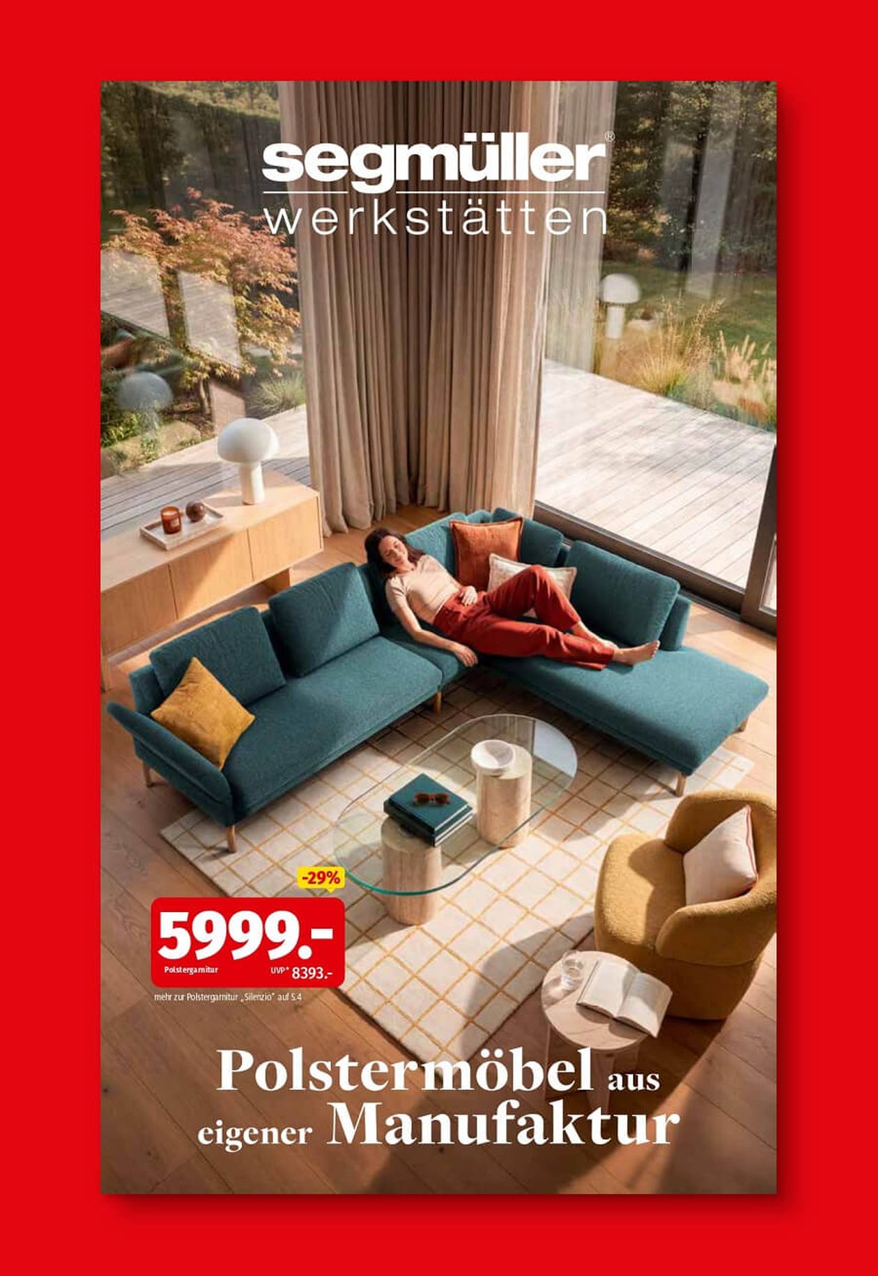 Frau entspannt auf modernem blauen Sofa in hellem Wohnzimmer mit Glasfront. Anzeige von Segmüller für Polstermöbel mit Rabattpreis von 5999 Euro.