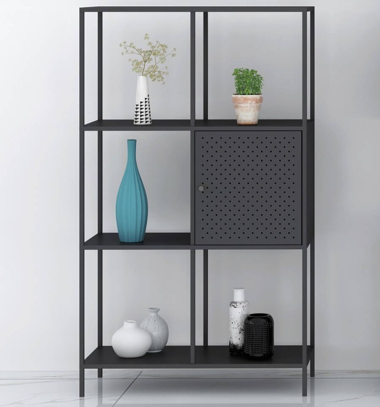 Schwarzes Metallregal mit sechs Fächern, das dekorative Vasen, eine kleine Pflanze und eine Schranktür enthält.
