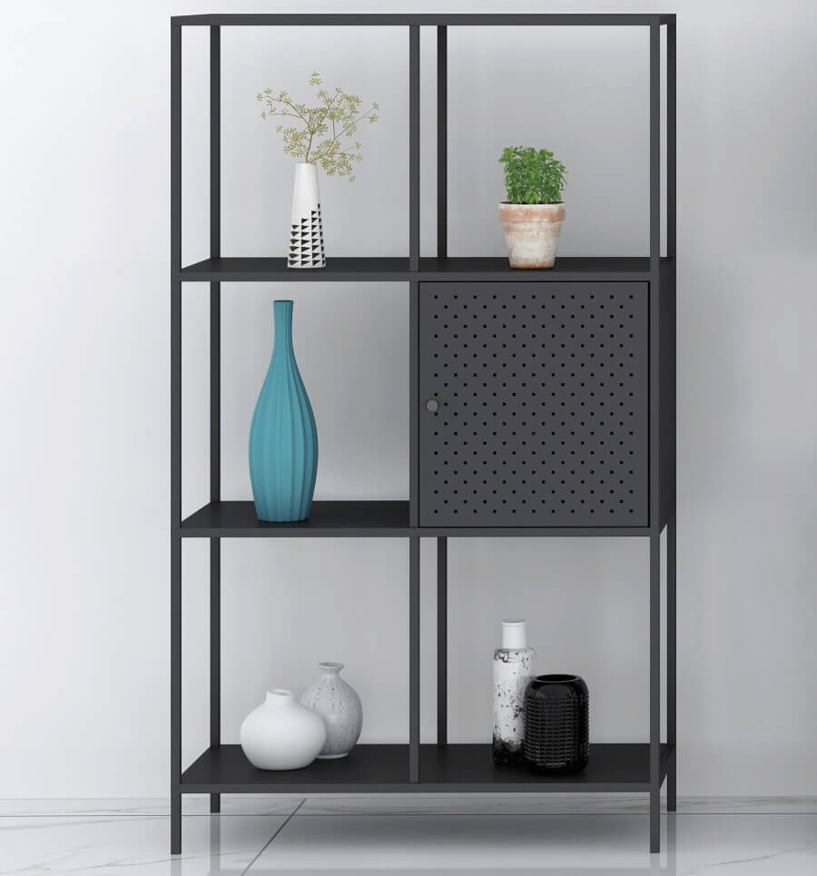 Schwarzes Metallregal mit sechs Fächern, das dekorative Vasen, eine kleine Pflanze und eine Schranktür enthält.