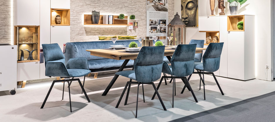 Composition Slider Bild5 Segmueller Ausstellung modernes Esszimmer mit blauen Samtstuehlen und Schraenken in Weiss mit Holz Desktop