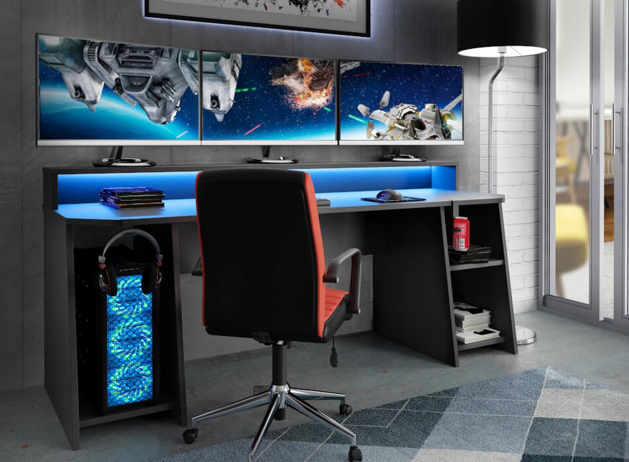 Gaming-Setup mit drei Monitoren, auf denen ein Weltraumspiel läuft, schwarzem Schreibtisch, rot-schwarzem Stuhl, blau beleuchtetem PC und einer Stehlampe.
