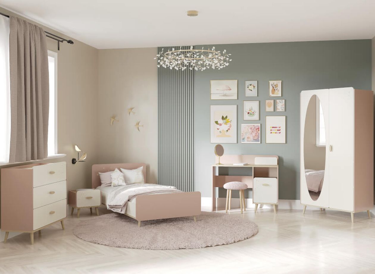 Elegantes Schlafzimmer mit pastellfarbenen Möbeln, bestehend aus Bett, Kommode, Schreibtisch und Kleiderschrank. Kunstwerke und Dekorationen an sanftgrünen und beigen Wänden.
